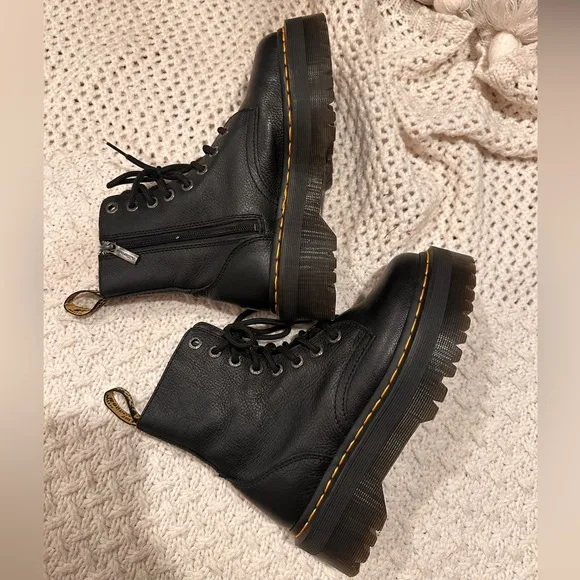 LIKE NEW UNISEX DR MARTENS JADON III WOMENS 7 MENS 6 ZIPPER PLATFORMS