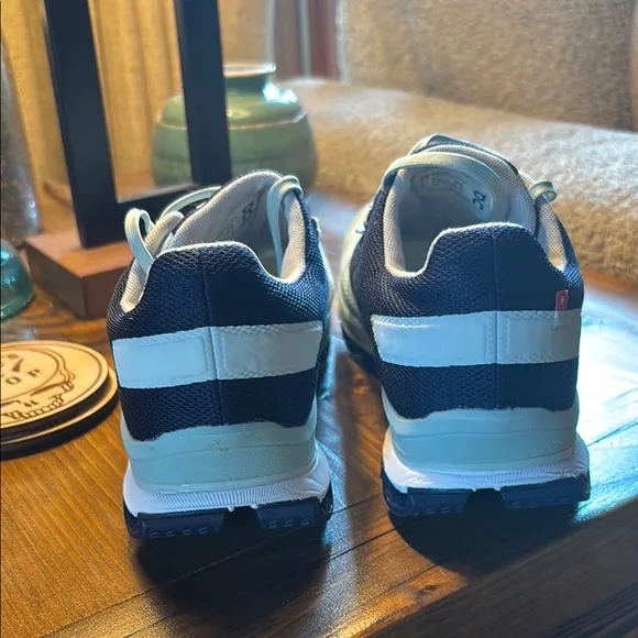 Like NWOT ON Cloud Cloudsufer Sage and navy