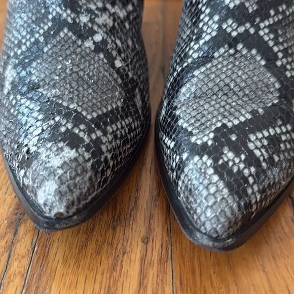 M Gemi The Natura Gray Snakeskin printed leather 39