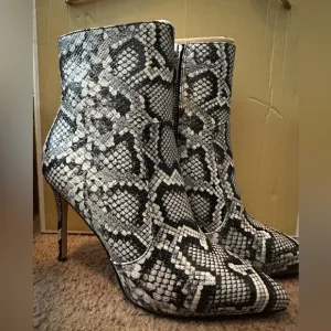 Michael Kors leather Rue stiletto snake skin boots. Brand new size 5!