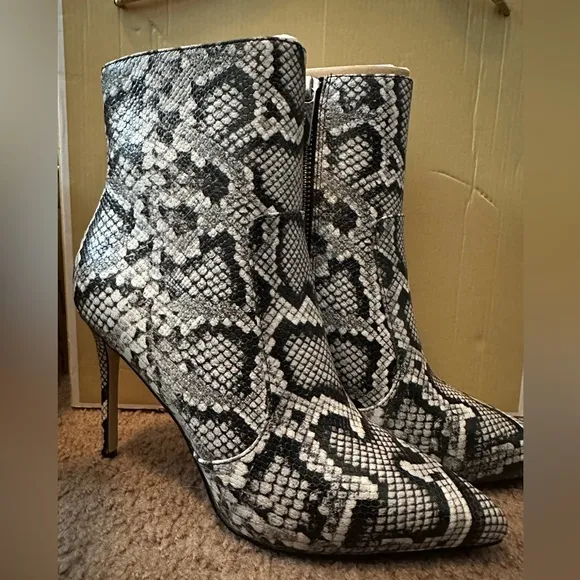 Michael Kors leather Rue stiletto snake skin boots. Brand new size 5!