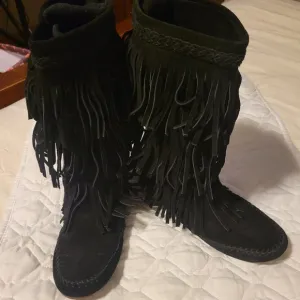 Minnetonka Moccasin Women's  Boots 1639 3 Layer Fringe Black Leather Size 7 US