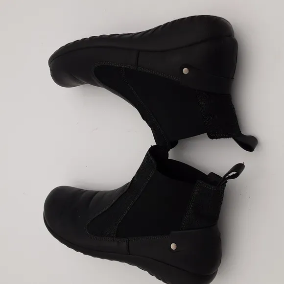 Naot Konini Leather Black Ankle Bootie 39 Pull On Casual Office Y2k Comfort