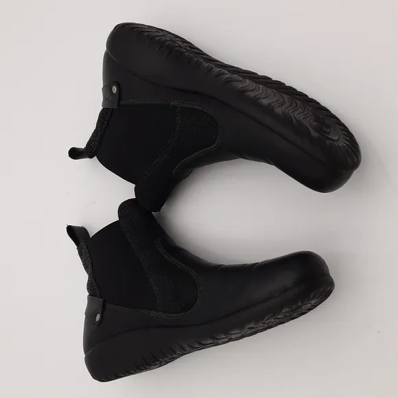 Naot Konini Leather Black Ankle Bootie 39 Pull On Casual Office Y2k Comfort