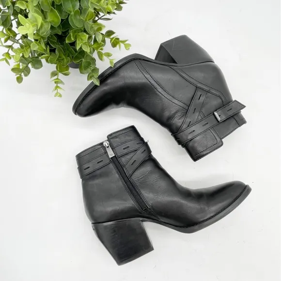 Naturalizer Womens Fenya Black Leather Ankle Boots Size 8.5 Strap Detail
