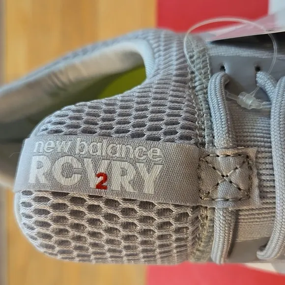 New Balance Mens Size 9.5D Medium RCVRY v2