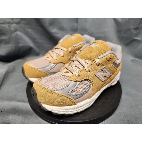 New Balance Toddlers 2002 Sneakers IC2002CE Lace Up Beige Size 8 NEW IN BOX!