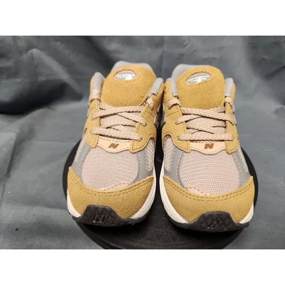 New Balance Toddlers 2002 Sneakers IC2002CE Lace Up Beige Size 8 NEW IN BOX!