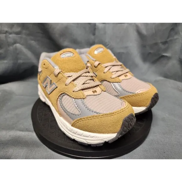 New Balance Toddlers 2002 Sneakers IC2002CE Lace Up Beige Size 8 NEW IN BOX!