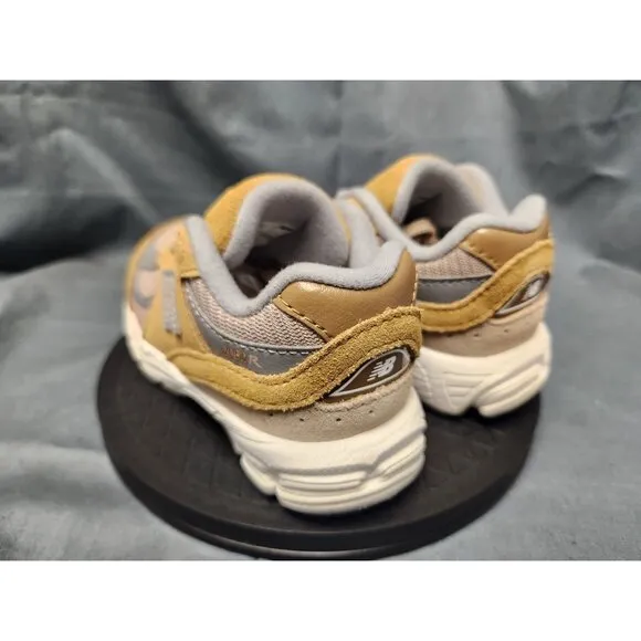 New Balance Toddlers 2002 Sneakers IC2002CE Lace Up Beige Size 8 NEW IN BOX!