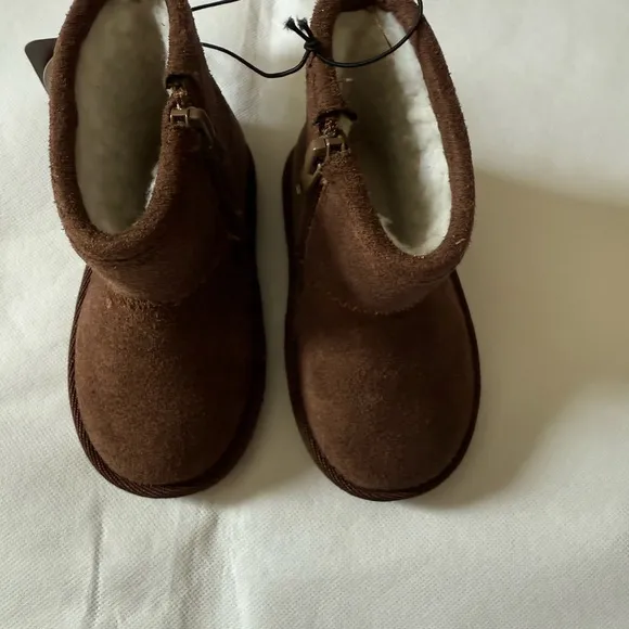 New Bearpaw kid Suede Boots