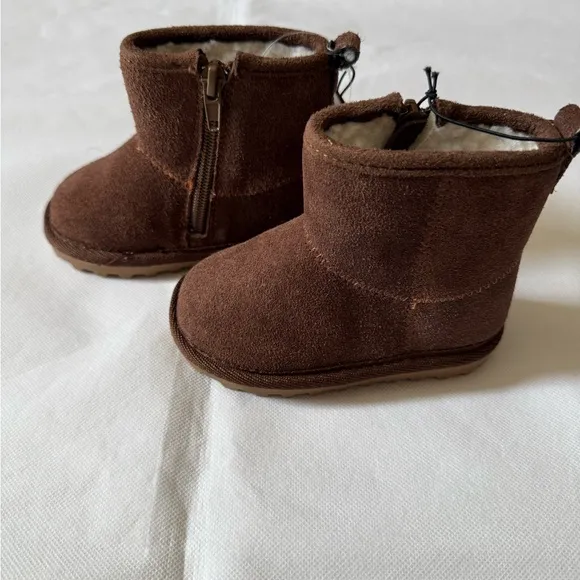 New Bearpaw kid Suede Boots