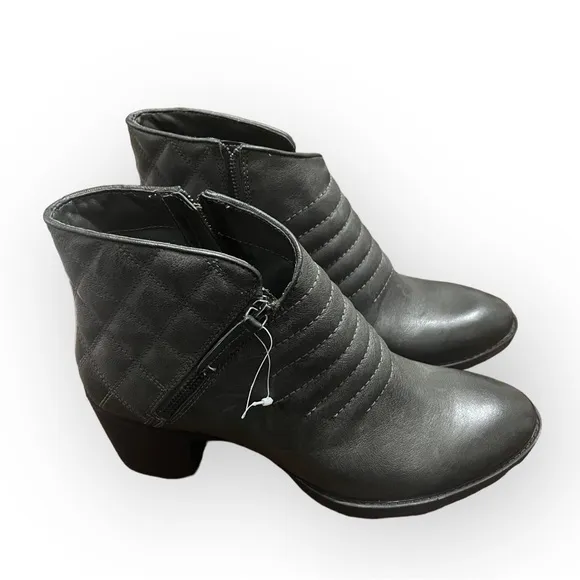 NEW Clarks Movie Retro Boots Dark Grey Leather, Size UK 6.5D, US 9M Retail $180