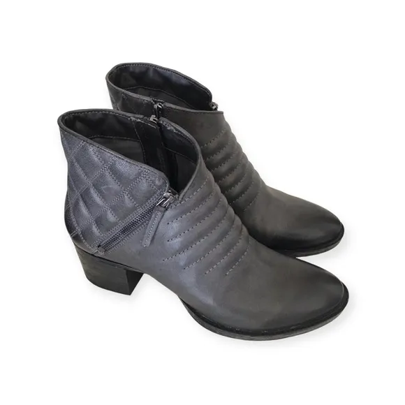 NEW Clarks Movie Retro Boots Dark Grey Leather, Size UK 6.5D, US 9M Retail $180