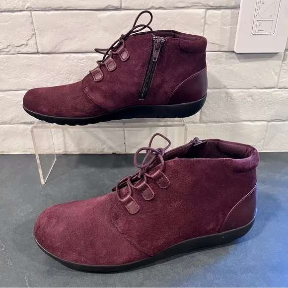 New Clarks sz 8 Medora Sage suede burgundy ankle boots