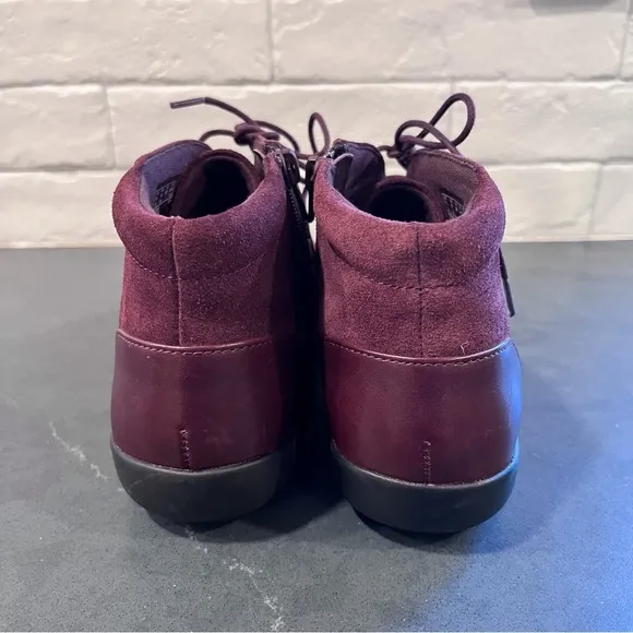 New Clarks sz 8 Medora Sage suede burgundy ankle boots