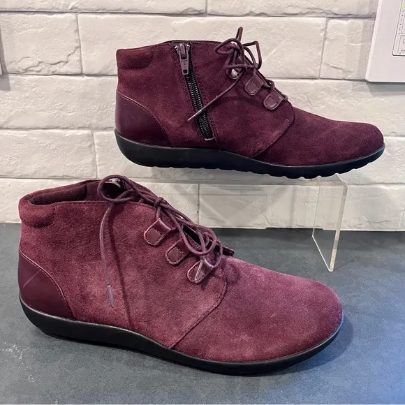New Clarks sz 8 Medora Sage suede burgundy ankle boots