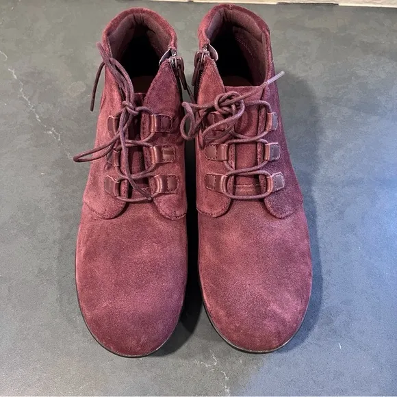 New Clarks sz 8 Medora Sage suede burgundy ankle boots
