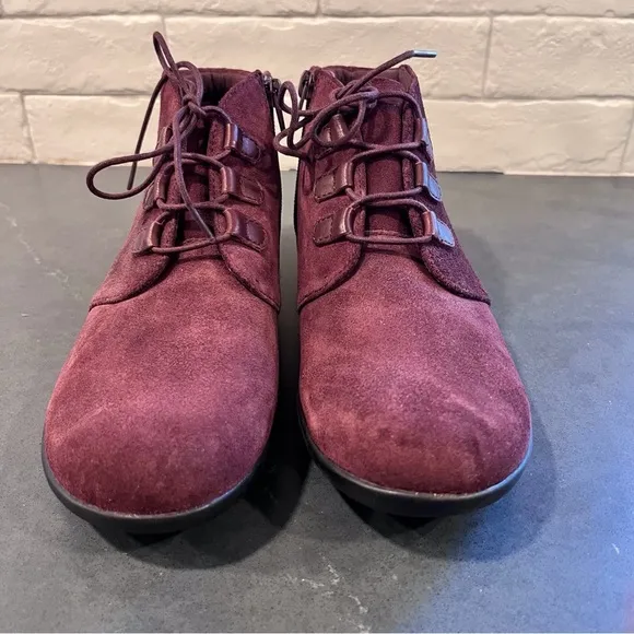 New Clarks sz 8 Medora Sage suede burgundy ankle boots
