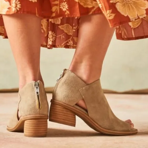 new SOFFT Full-grain Italian suede metallic finish Carleigh sandals in n…