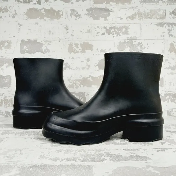 New VINCE Rubber Ankle Rain Boots In Black M999