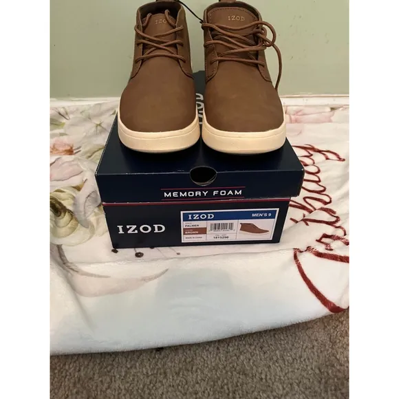 NIB IZOD Men's Palmer Brown Chukka Boots With Memory Foam Size 9M-New