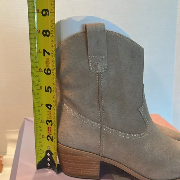 NIB NEW Lisa Vicky Nordstrom Sway-V Taupe Split Suede Western Bootie Women Sz 7M