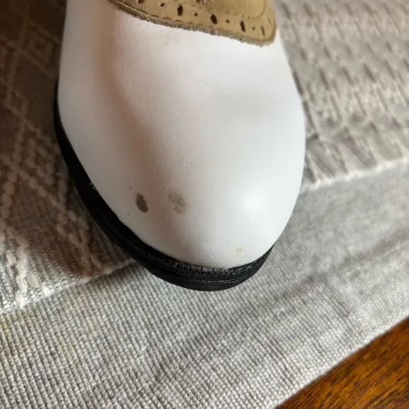 NIKE AIR GOLF SHOES # 950204- White w/Tan Saddle - Women’s Size 6.5. Metal spike