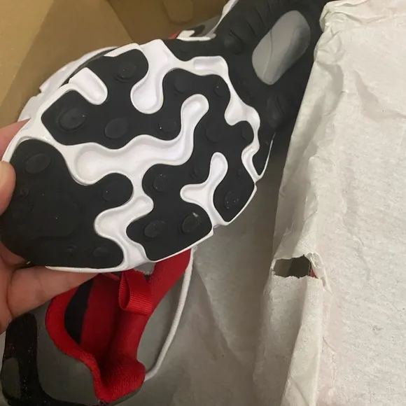 Nike Air Max 270 React (GS)/ 5y Red and Black Sneakers