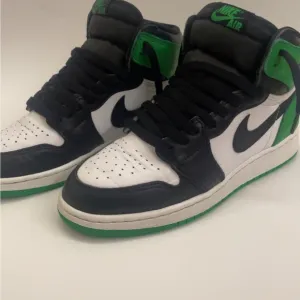 Nike Air Men's Black and Green Sneakers