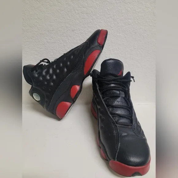 Nike Black and Red Sneakers for Style and Comfort