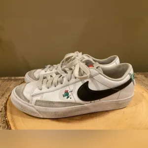 Nike Blazer Low 77 The World Is Your Playground Shoes youth Sz 5.5 White
