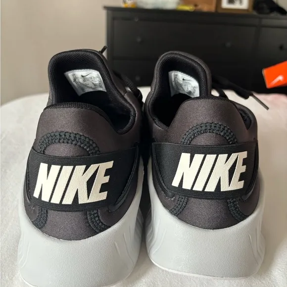 Nike Metcon Men's Black and White Athletic Shoes NEW