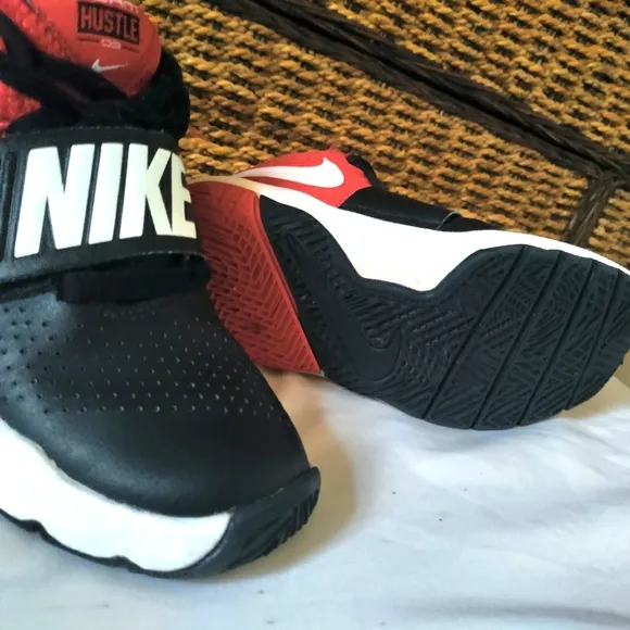Nike Team D8 Hustle Black Pink Basketball Shoes Size 13C Youth Style 881942-002