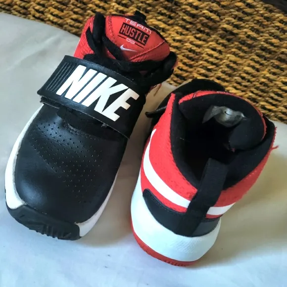 Nike Team D8 Hustle Black Pink Basketball Shoes Size 13C Youth Style 881942-002