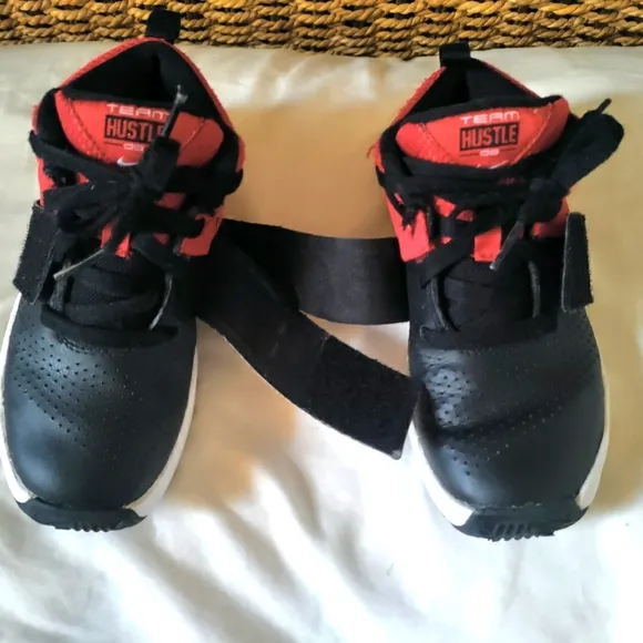 Nike Team D8 Hustle Black Pink Basketball Shoes Size 13C Youth Style 881942-002