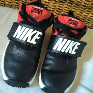 Nike Team D8 Hustle Black Pink Basketball Shoes Size 13C Youth Style 881942-002