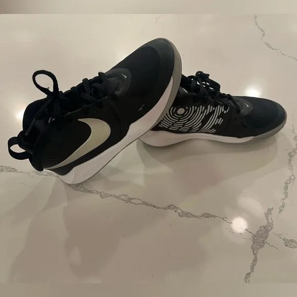 Nike Team Hustle D 9 'Kids Basketball Shoes GS Mid-top Black AQ4224-001 3.5 Y