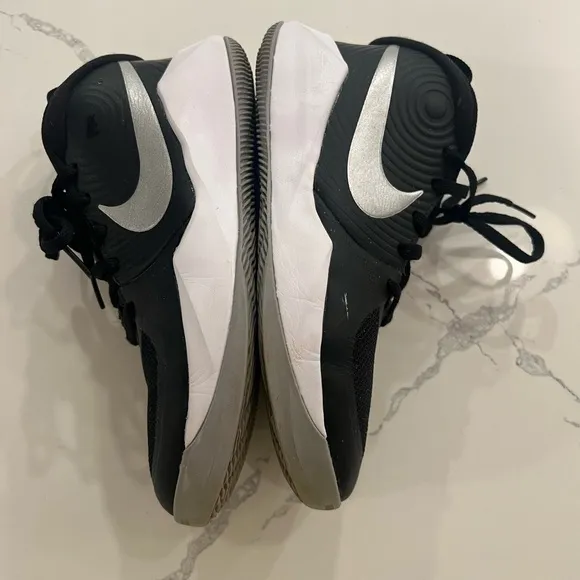 Nike Team Hustle D 9 'Kids Basketball Shoes GS Mid-top Black AQ4224-001 3.5 Y