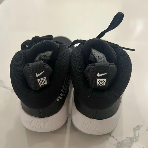 Nike Team Hustle D 9 'Kids Basketball Shoes GS Mid-top Black AQ4224-001 3.5 Y