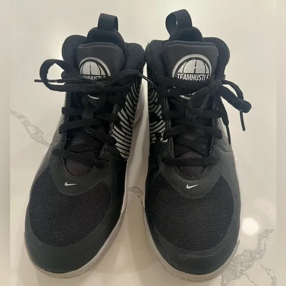 Nike Team Hustle D 9 'Kids Basketball Shoes GS Mid-top Black AQ4224-001 3.5 Y