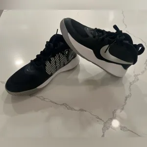 Nike Team Hustle D 9 'Kids Basketball Shoes GS Mid-top Black AQ4224-001 3.5 Y