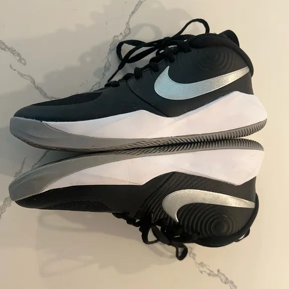 Nike Team Hustle D 9 'Kids Basketball Shoes GS Mid-top Black AQ4224-001 size 6 Y
