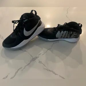 Nike Team Hustle D 9 'Kids Basketball Shoes GS Mid-top Black AQ4224-001 size 6 Y