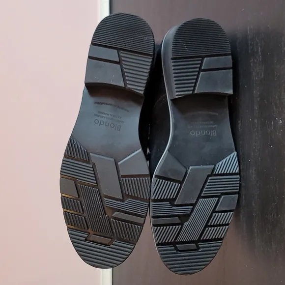 NWOB BLONDO black suede boots