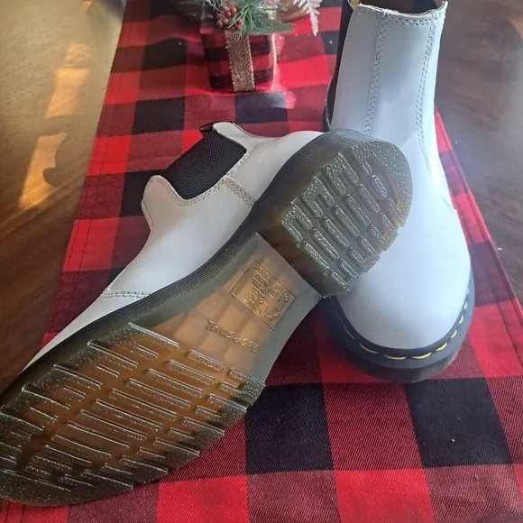 NWOB Dr. Martens White Leather Chelsea Boots