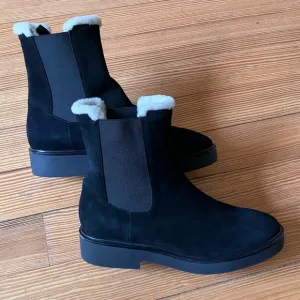 NWOB Stuart Weitzman Alpine Cozy Chelsea Boots in Black Suede Sz 10.