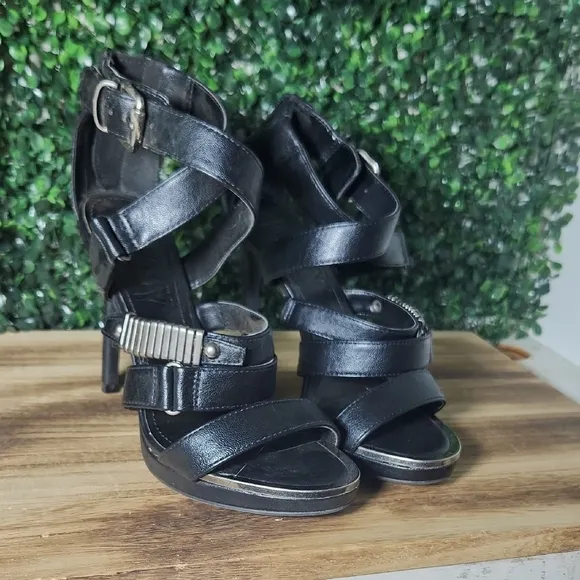 NWOT DKNY Black Strappy Sandals with Chunky Heel and Open Toe – Size 6.5