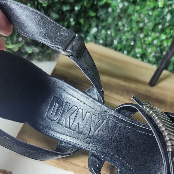 NWOT DKNY Black Strappy Sandals with Chunky Heel and Open Toe – Size 6.5