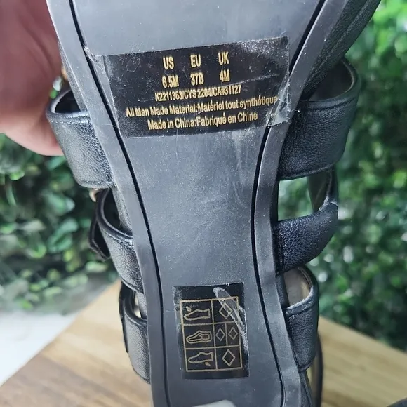 NWOT DKNY Black Strappy Sandals with Chunky Heel and Open Toe – Size 6.5
